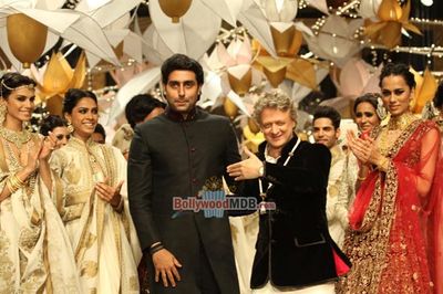 Abhishek Bachchan showstopper at Finale of AAMBY VALLEY INDIA BRIDAL WEEK 2013