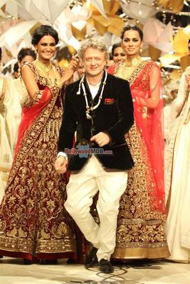 Abhishek Bachchan showstopper at Finale of AAMBY VALLEY INDIA BRIDAL WEEK 2013