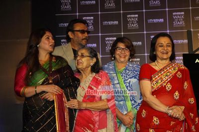 Bolly Celebs at unveiling of Asha Parekh's hand imprint launch