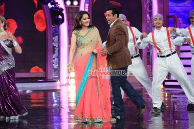 Madhuri Dixit & Huma Qureshi with Salman Khan on BIGG BOSS 7 sets promoting 'DEDH ISHQIYA'