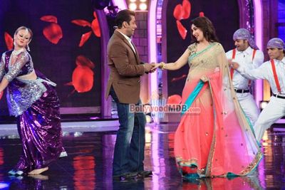 Madhuri Dixit & Huma Qureshi with Salman Khan on BIGG BOSS 7 sets promoting 'DEDH ISHQIYA'