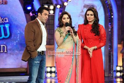 Madhuri Dixit & Huma Qureshi with Salman Khan on BIGG BOSS 7 sets promoting 'DEDH ISHQIYA'