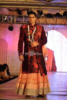 Vivek Oberoi among Bolly & TV Celebs at Rohit Verma's Fashion Show
