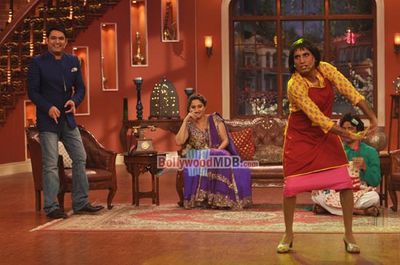 Madhuri Dixit and Huma Qureshi on Comedy Nights With Kapil sets promoting film 'Dedh ISHQIYA'