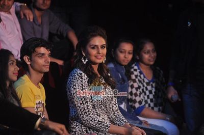 Madhuri Dixit and Huma Qureshi on Comedy Nights With Kapil sets promoting film 'Dedh ISHQIYA'