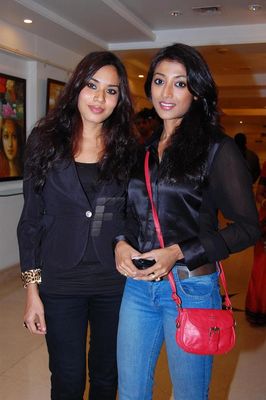 Paoli Dam and Bappi Lahiri were present at the inauguration of Painter Prithvi Soni's painting exhibition