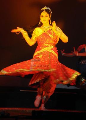 Simple and sweet Gracy Singh performing dance at one event