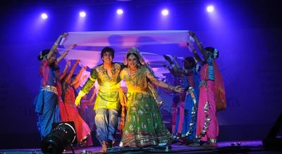 Simple and sweet Gracy Singh performing dance at one event