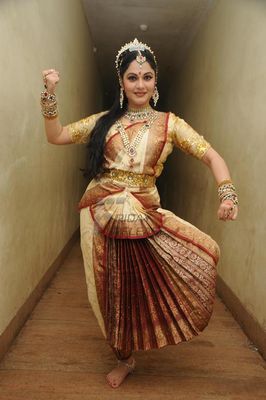 Simple and sweet Gracy Singh performing dance at one event