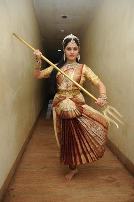 Simple and sweet Gracy Singh performing dance at one event