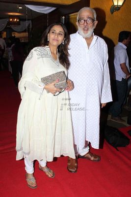 Well known celebrities from Bollywood attended the Tehzeebe Gangojaman Mushaira