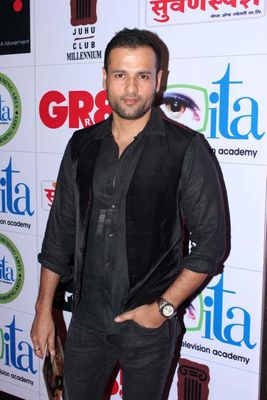 Well known celebrities from Bollywood attended the Tehzeebe Gangojaman Mushaira
