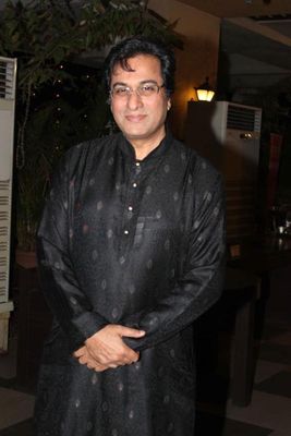 Well known celebrities from Bollywood attended the Tehzeebe Gangojaman Mushaira