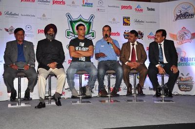 Akshay Kumar & Vinod Khanna at GOLD PREMIER LEAGUE 2013 press meet at Hotel JW Marriott