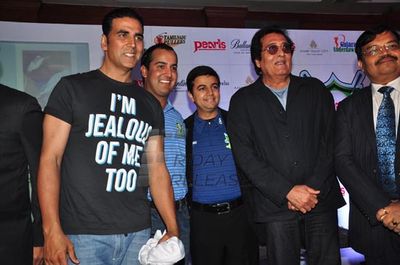 Akshay Kumar & Vinod Khanna at GOLD PREMIER LEAGUE 2013 press meet at Hotel JW Marriott