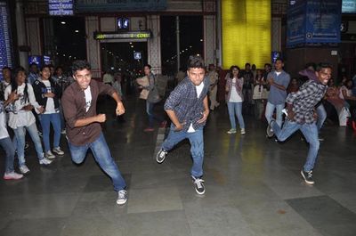 Leander Paes dances in flash mob to promote film 'RAJDHANI EXPRESS' at Mumbai Central Station