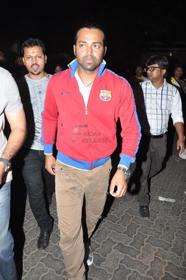 Leander Paes dances in flash mob to promote film 'RAJDHANI EXPRESS' at Mumbai Central Station