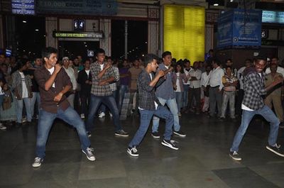 Leander Paes dances in flash mob to promote film 'RAJDHANI EXPRESS' at Mumbai Central Station