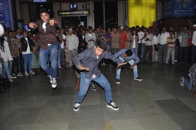 Leander Paes dances in flash mob to promote film 'RAJDHANI EXPRESS' at Mumbai Central Station