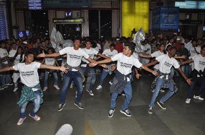 Leander Paes dances in flash mob to promote film 'RAJDHANI EXPRESS' at Mumbai Central Station
