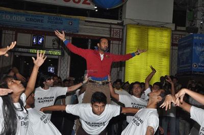 Leander Paes dances in flash mob to promote film 'RAJDHANI EXPRESS' at Mumbai Central Station