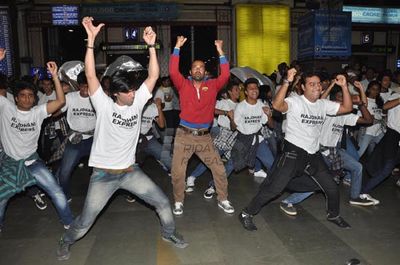 Leander Paes dances in flash mob to promote film 'RAJDHANI EXPRESS' at Mumbai Central Station