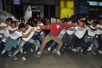 Leander Paes dances in flash mob to promote film 'RAJDHANI EXPRESS' at Mumbai Central Station