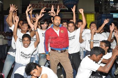Leander Paes dances in flash mob to promote film 'RAJDHANI EXPRESS' at Mumbai Central Station