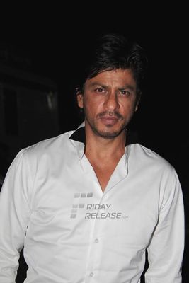 Shah Rukh Khan with Sachiin Joshi, Vimala Raman at film 'MUMBAI MIRROR' premiere at PVR Cinemas