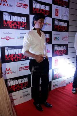 Shah Rukh Khan with Sachiin Joshi, Vimala Raman at film 'MUMBAI MIRROR' premiere at PVR Cinemas