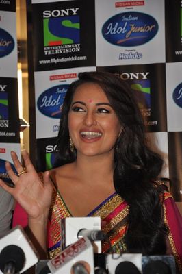 Ranveer Singh & Sonakshi Sinha on INDIAN IDOL JUNIOR sets promoting 'LOOTERA'