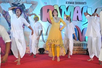 Jacqueline Fernandez & Girish Taurani at new song launch of 'RAMAIYA VASTAVAIYA'