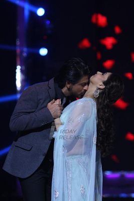Shah Rukh Khan on Jhalak Dikhhla Jaa Season 6 sets promoting film 'CHENNAI EXPRESS'