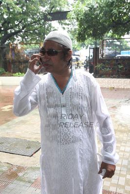 Bolly Celebs at funeral of Producer Sudhakar Bokade