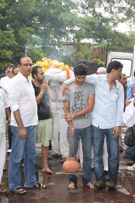 Bolly Celebs at funeral of Producer Sudhakar Bokade