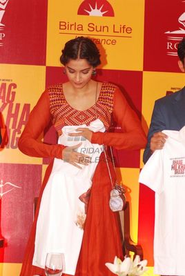 Sonam Kapoor, Farhan Akhtar, Rakeysh Omprakash Mehra at film BHAAG MILKHA BHAAG press meet