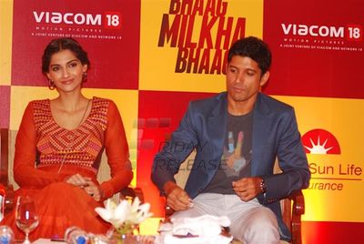 Sonam Kapoor, Farhan Akhtar, Rakeysh Omprakash Mehra at film BHAAG MILKHA BHAAG press meet