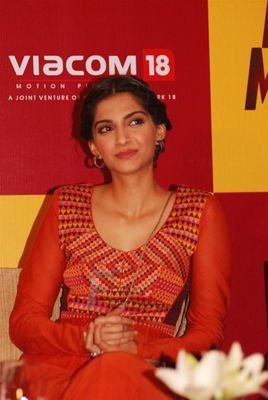 Sonam Kapoor, Farhan Akhtar, Rakeysh Omprakash Mehra at film BHAAG MILKHA BHAAG press meet