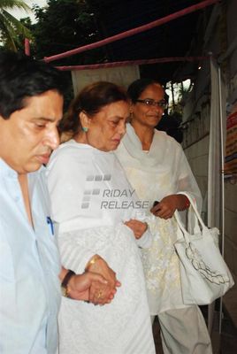 Amitabh Bachchan, Dilip Kumar among Bollywood Celebs at the prayer meet for actor Pran