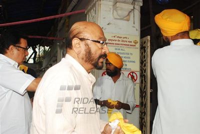 Amitabh Bachchan, Dilip Kumar among Bollywood Celebs at the prayer meet for actor Pran