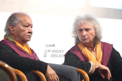 Amitabh Bachchan with musicians Pandit Shivkumar Sharma and Hariprasad Chaurasia felicitated