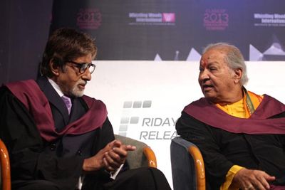 Amitabh Bachchan with musicians Pandit Shivkumar Sharma and Hariprasad Chaurasia felicitated