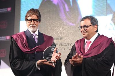 Amitabh Bachchan with musicians Pandit Shivkumar Sharma and Hariprasad Chaurasia felicitated