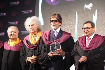 Amitabh Bachchan with musicians Pandit Shivkumar Sharma and Hariprasad Chaurasia felicitated