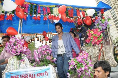 Prateik Babbar and Amyra Dastur promoting 'ISSAQ' with special baggi ride