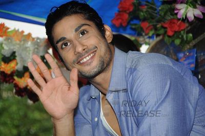 Prateik Babbar and Amyra Dastur promoting 'ISSAQ' with special baggi ride