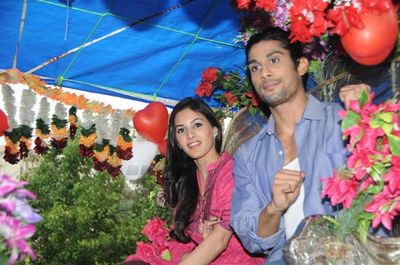 Prateik Babbar and Amyra Dastur promoting \'ISSAQ\' with special baggi ride