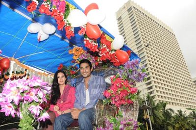 Prateik Babbar and Amyra Dastur promoting 'ISSAQ' with special baggi ride