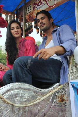 Prateik Babbar and Amyra Dastur promoting 'ISSAQ' with special baggi ride
