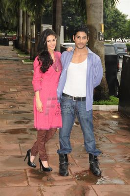 Prateik Babbar and Amyra Dastur promoting 'ISSAQ' with special baggi ride